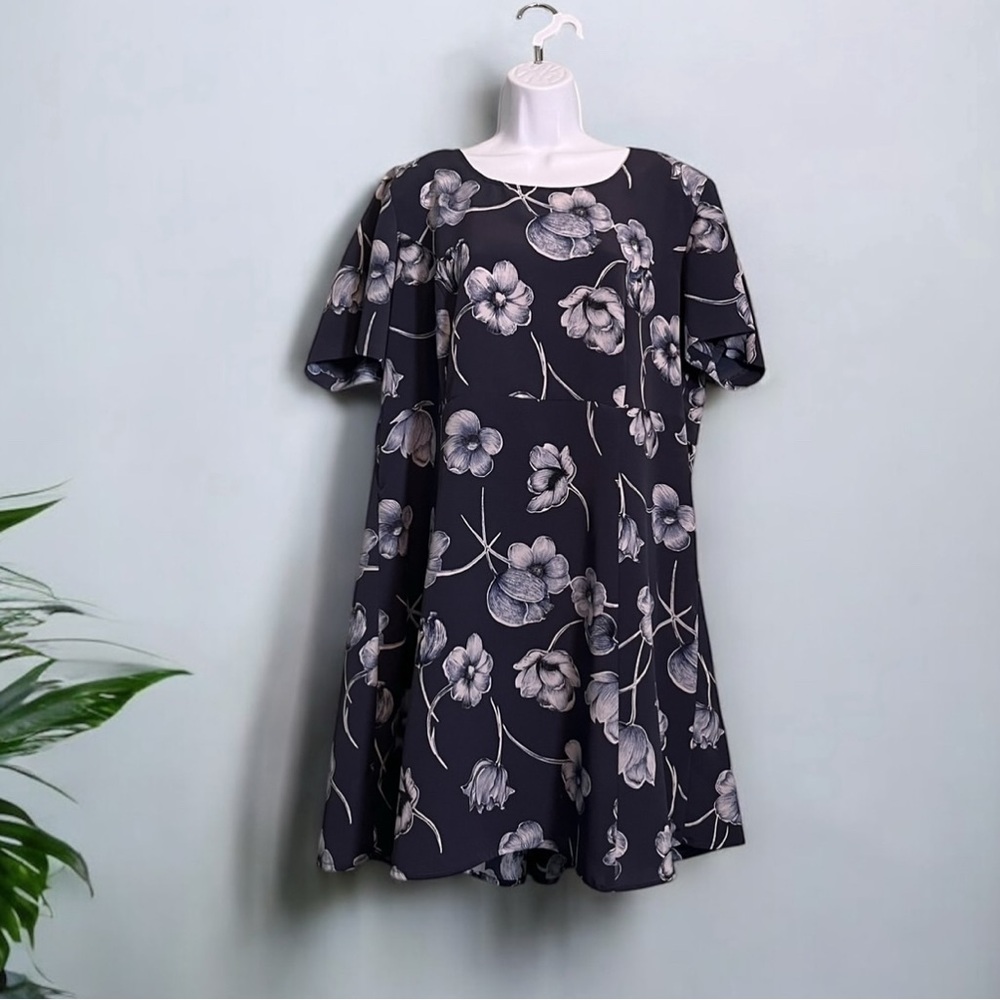 Chrysantheme Woman Size 16 Navy Blue Floral